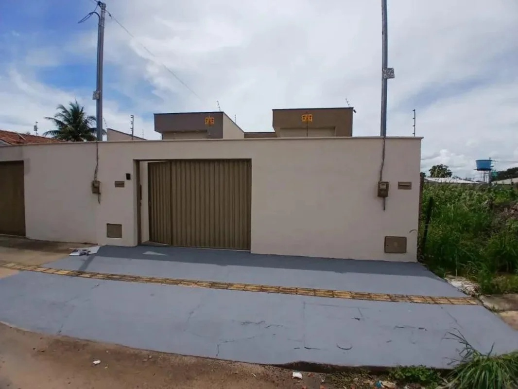 Área de total 188 m², sendo 95 m² de área construída. 2 quartos, sendo uma suíte...