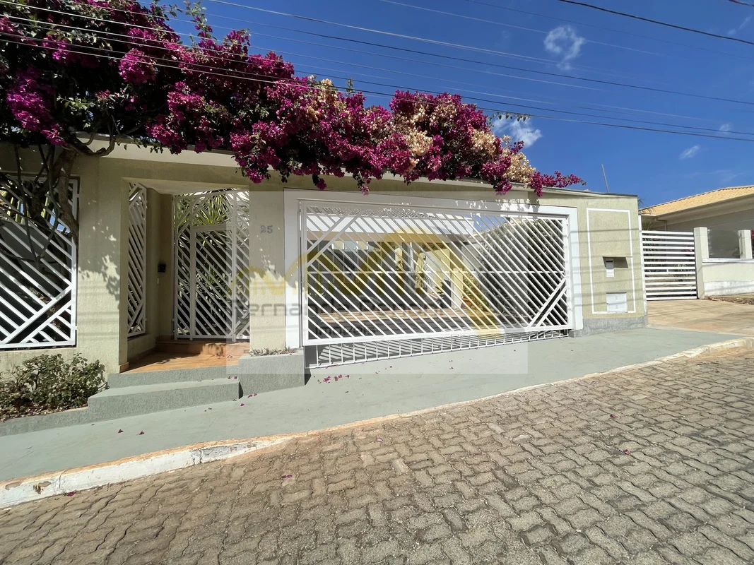 CASA TÉRREA DE ALTO PADRÃO PARA LOCAÇÃO | SOLAR DE BRASÍLIA – QUADRA 2Elegância,...