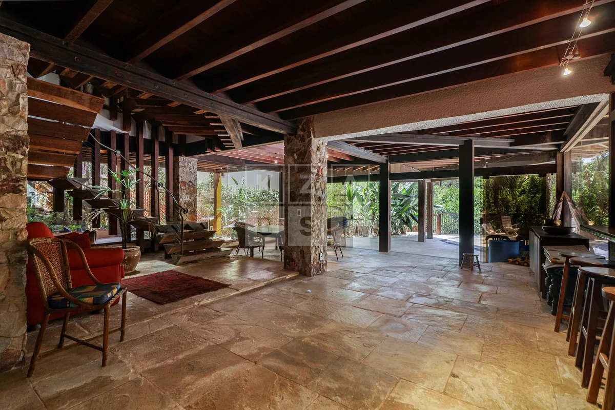 Casa de estilo colonial e rústico, distribuída em três andares, com muito charme...