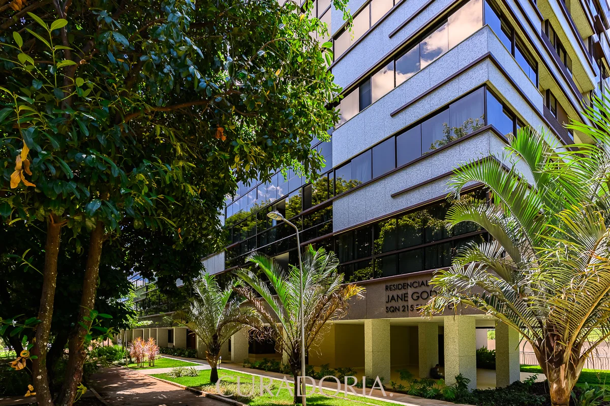 Descubra um apartamento excepcional na SQN 215, com 194 m2, 4 suítes, andara alt...