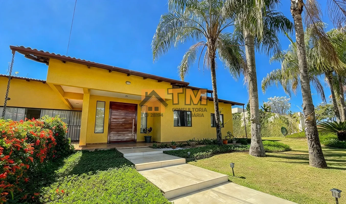 TM CONSULTORIA IMOBILIARIA.VENDE;EXCELENTE CASA COM LINDO JARDIM, 3 QUARTOS, SUI...