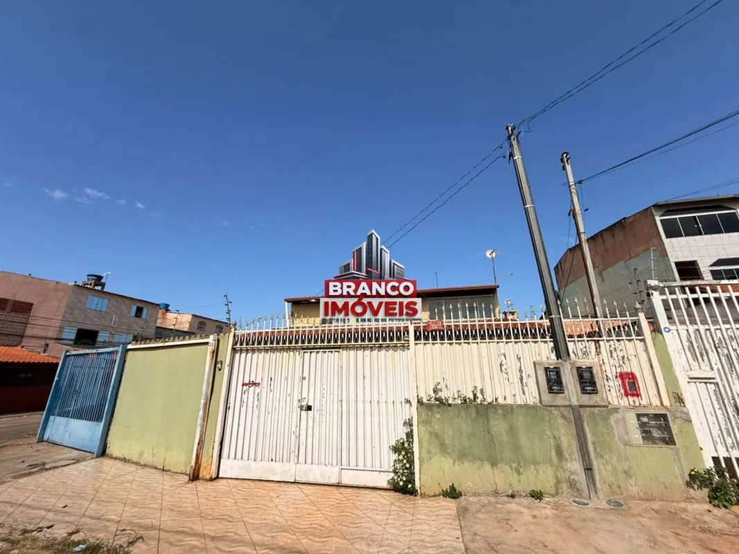Branco Imóveis - Aluga casa na QR 318 CONJUNTO 12, o imóvel possui 110m², próxim...