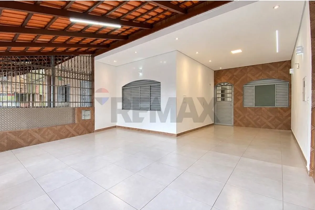 Sobrado reformado, com 240 m² de área construída em lote de 120 m², todo na laje...