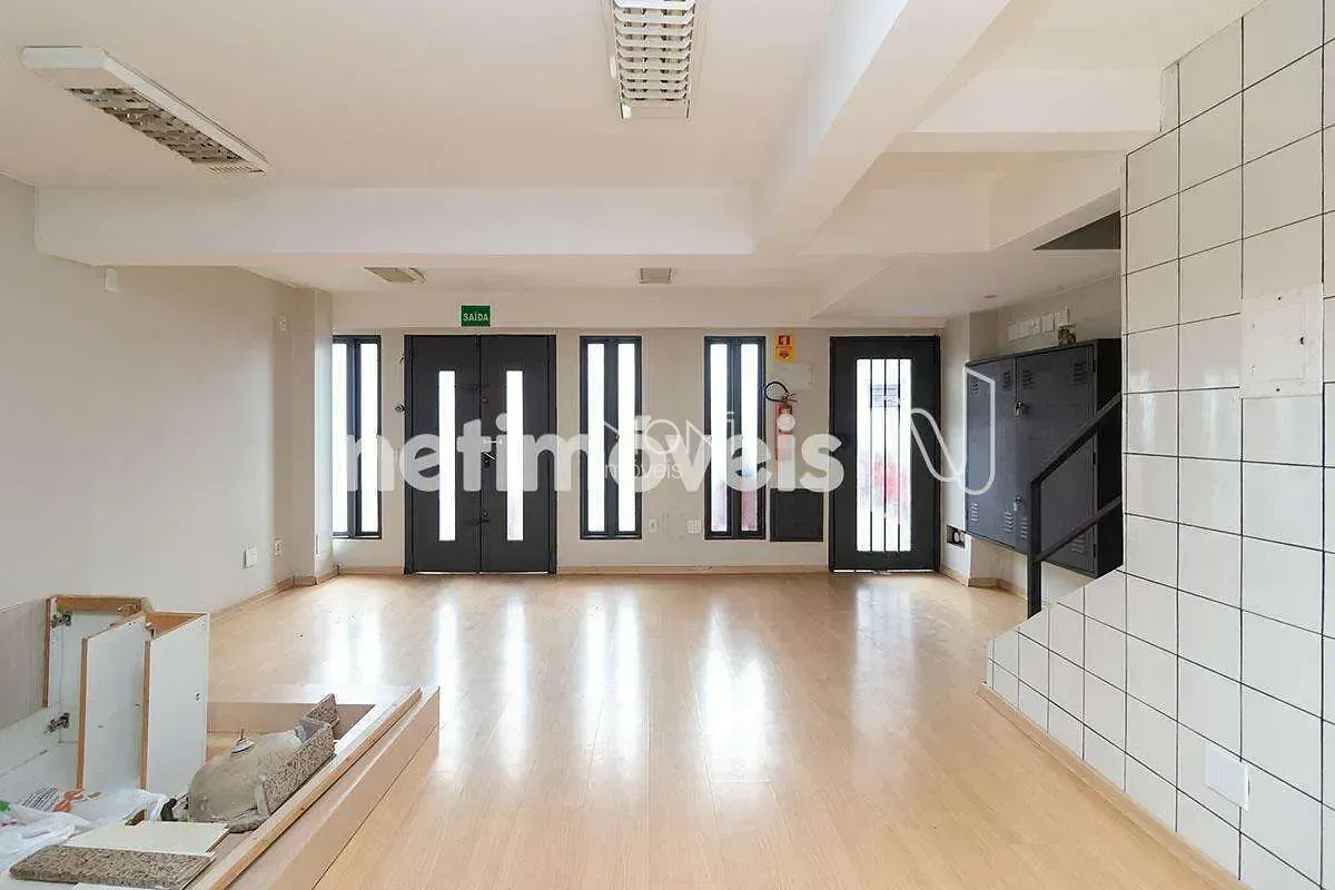 Prédio na Asa Norte com loja e apartamentos. Localização: SCLRN 707/708, próximo...
