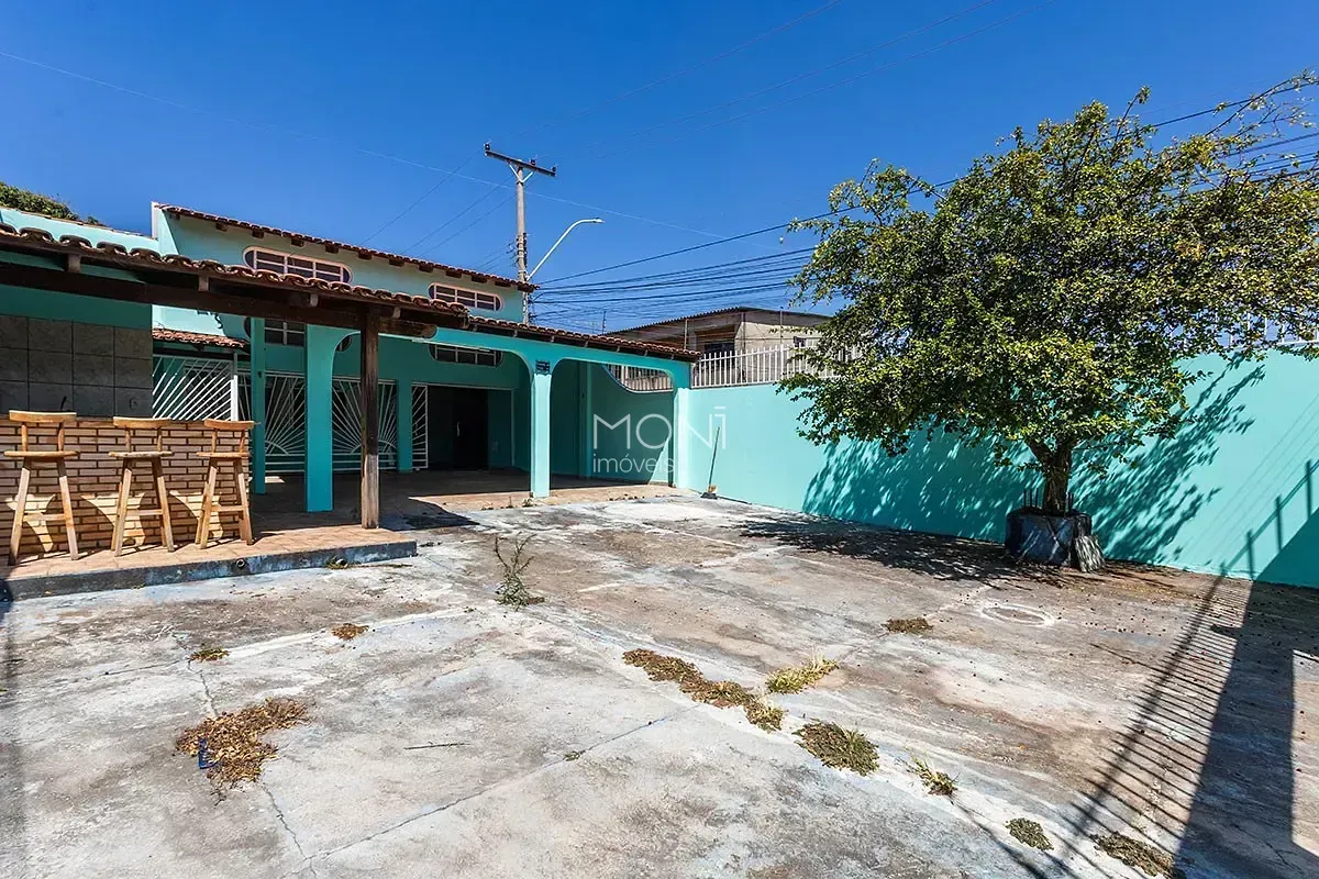 CASA TÉRREA COM 3 QUARTOS, 1 BANHEIRO, 2 SALAS, COZINHA E ÁREA DE SERVIÇO. GARAG...
