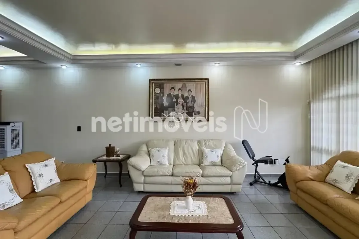 Casa 04 quartos QSD 22 - Taguatinga Localização:Localizada em uma região estraté...