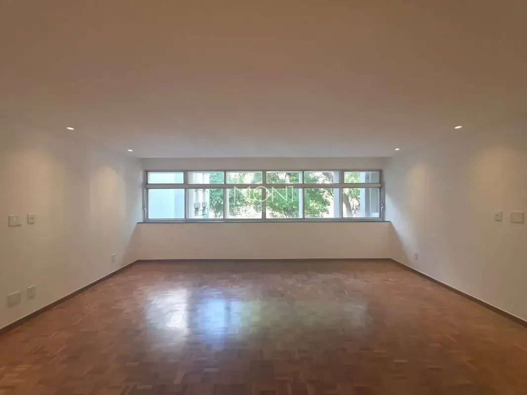 APARTAMENTO DE 3 QUARTOS PARA LOCAÇÃO - SQS 207 Apartamento reformado, amplo e c...