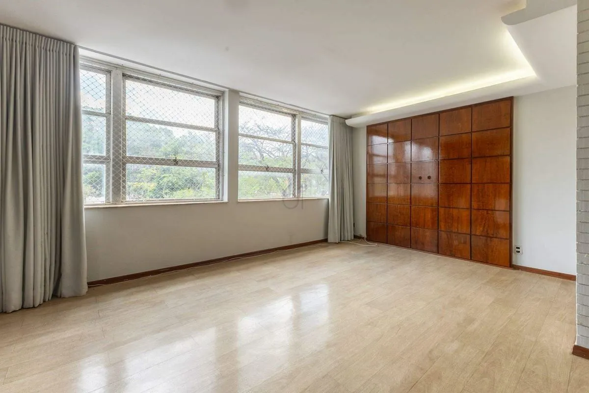 Em uma das melhores quadras da Asa Sul, este apartamento na SQS 105 oferece uma ...
