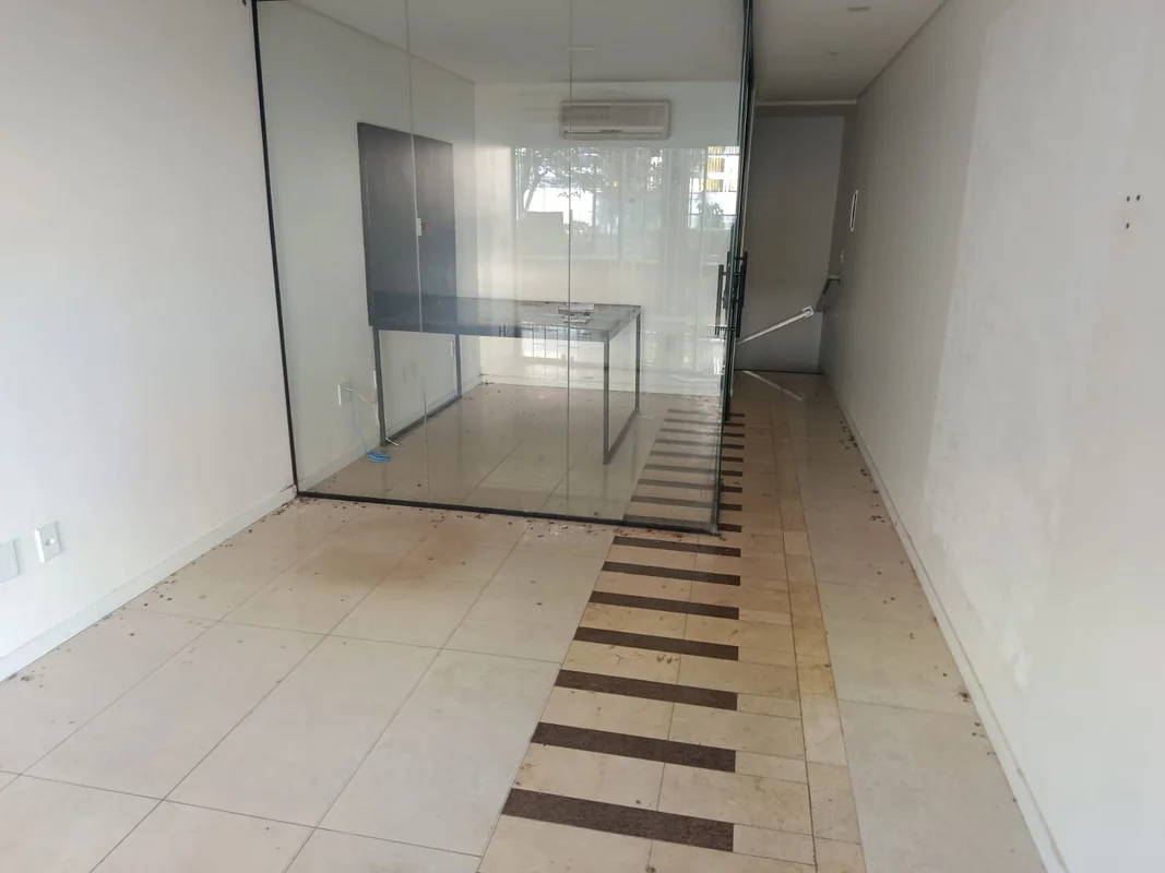Excelente loja térrea com subsolo.Ótimo potencial para investimo ou empreender C...