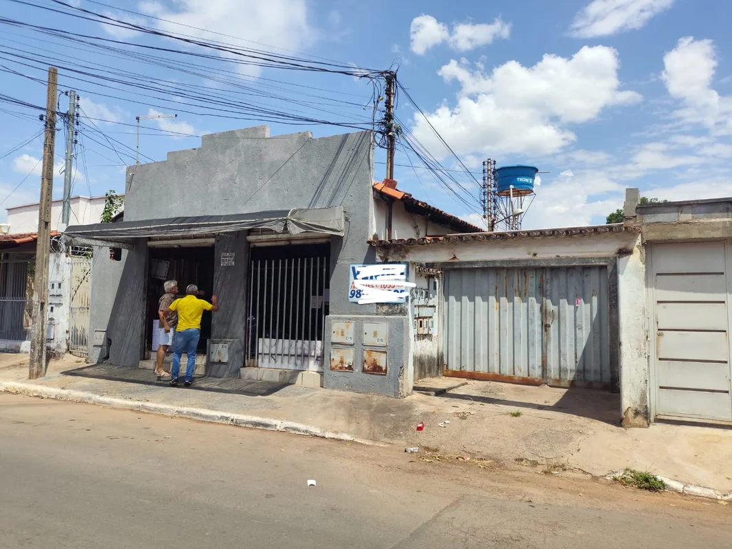 Imóvel com renda com locação. 11 Barracões e 1 sala comercial. Situado na rua da...