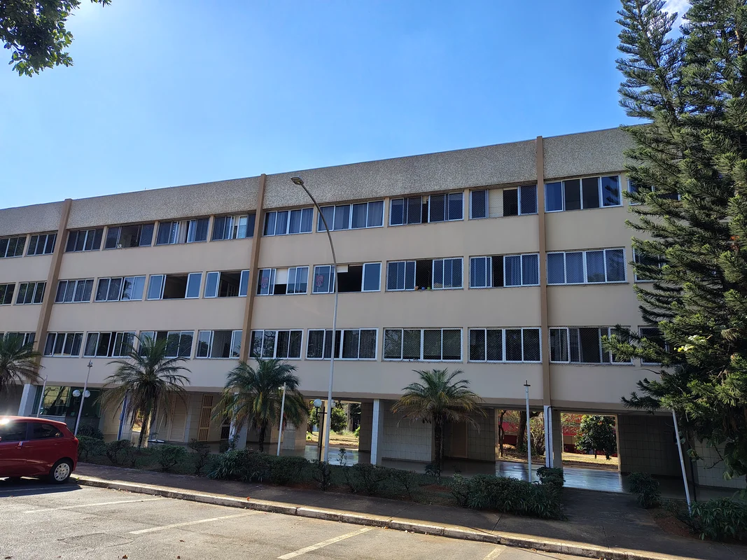 Alugamos excelente Apto na SQN 410 Bloco N, 2º Andar, composto de:DESC: Sala - 0...