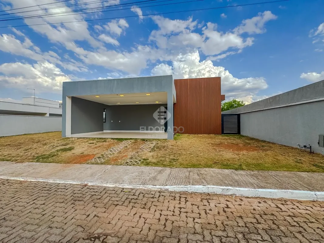 Descubra esta charmosa casa no Condomínio Ecológico Parque do Mirante, localizad...