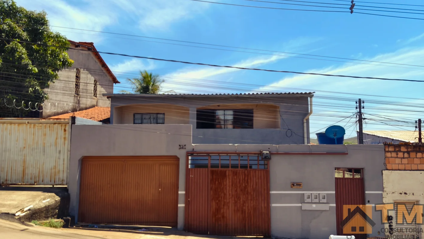 OPORTUNIDADE!INVESTIR OU MORAR!Excelente sobrado multifamiliar na Rua 53 do Bair...