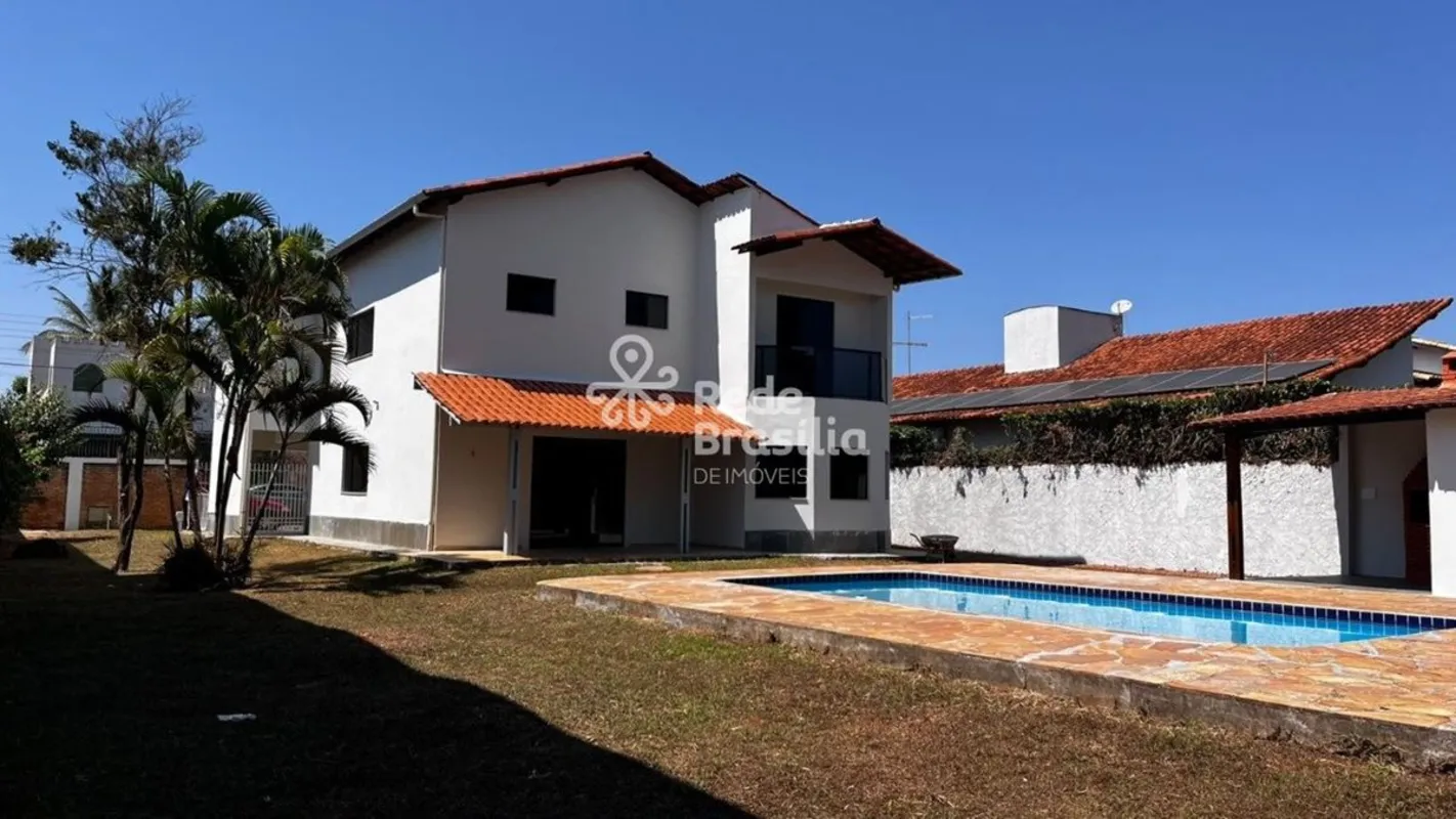 Viva com muito conforto e espaço nesta casa recém-reformada, localizada no Lago ...