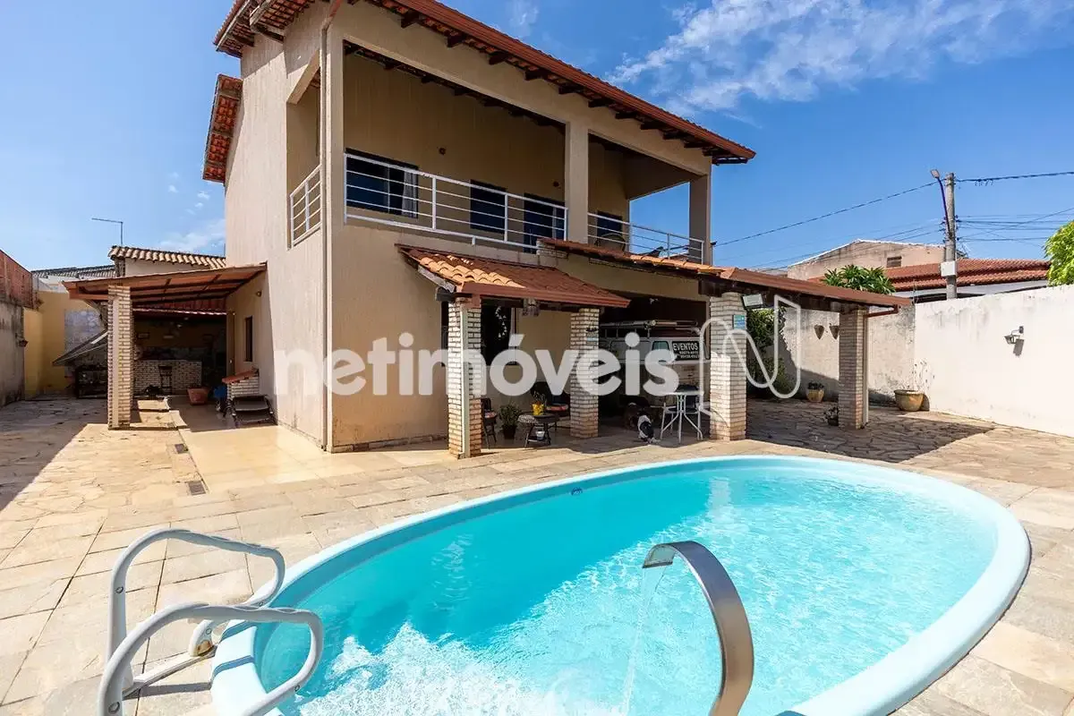 Excelente oportunidade de morar em uma residência solta no lote, com ambientes a...