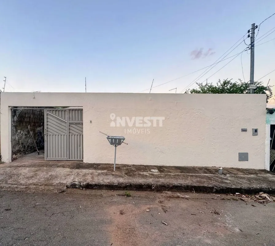 Casa residencial de 3 quartos, disponível para locação; Vantagens:- sozinha no l...