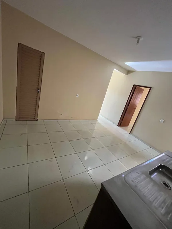 Madel Imobiliária aluga casa na QR I, Planaltina-DF.DESCRIÇÃO:Casa de três quart...