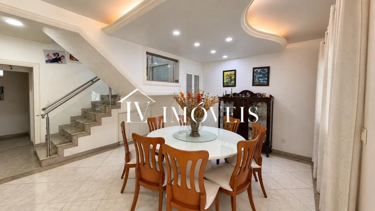 LV Imóveis, vende: Casa Sobrado em excelente localização no NÚCLEO BANDEIRANTE.E...