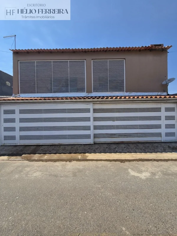 Para você que busca uma casa grande na Santa Maria, excelente oportunidade! Sobr...
