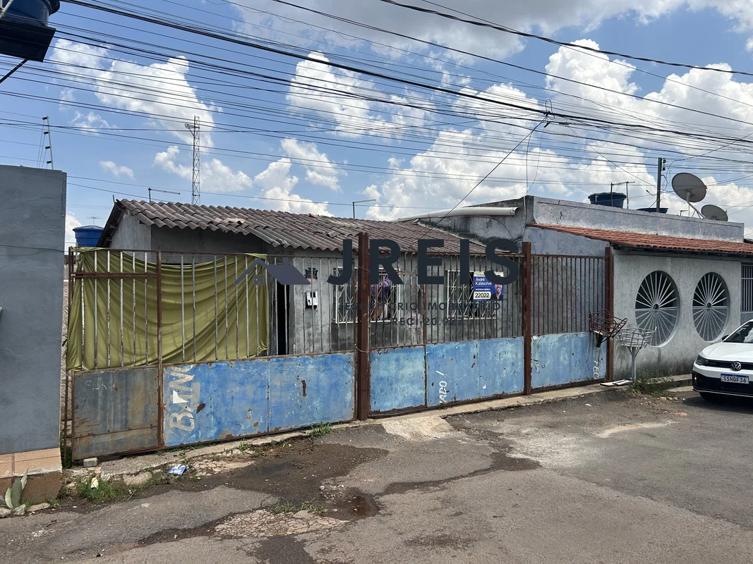 JREIS ESCRITÓRIO IMOBILIÁRIOCasa simples original da X, localizada na quadra QNP...