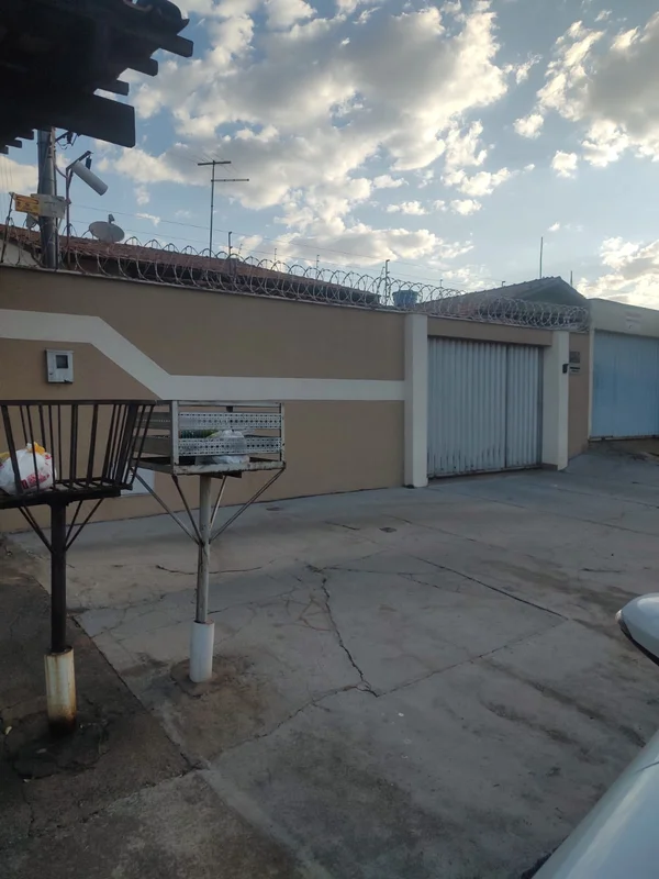 Casa localizada em uma rua paralela à Av. Rio Verde, atrás da Concessionária NAV...