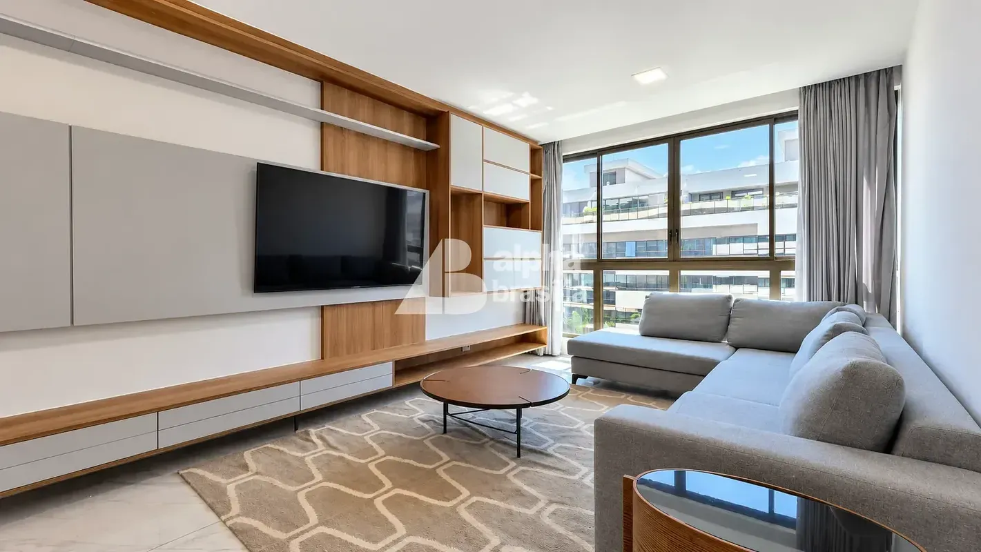 ANDAR ALTO VAZADO Sala ampla com sofá em L, TV, ar-condicionado e mesa com 5 cad...