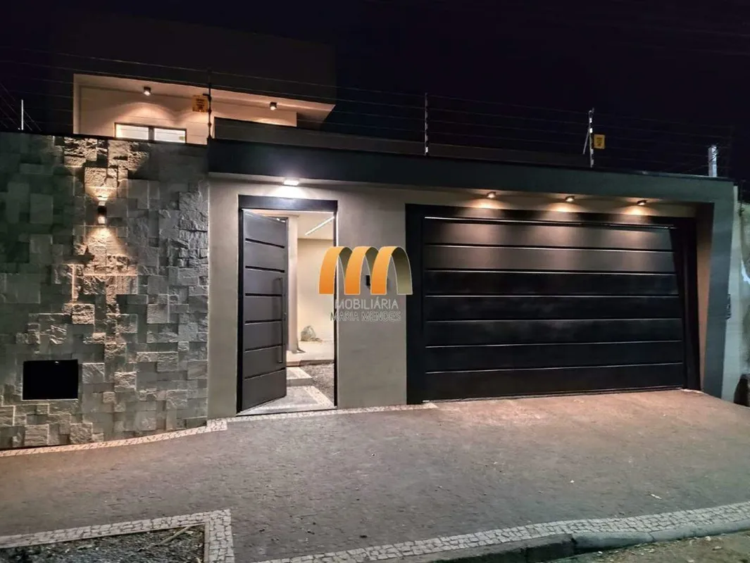 Lote de 225 metros, sendo 145 metros quadrados de área construída;Fachada impone...