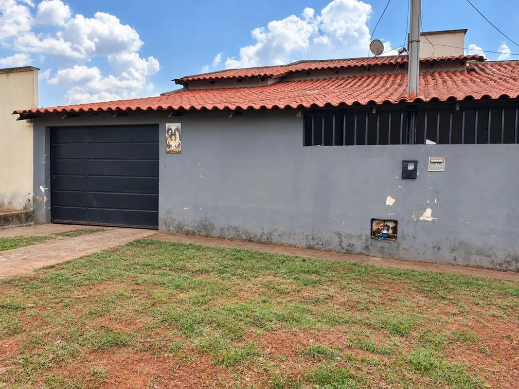 Descubra a tranquilidade e o conforto de viver em uma casa no Jardim Clarissa, u...