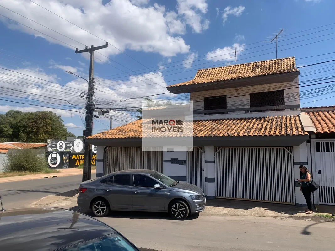 CASA AMPLA DE ESQUINA NA AVENIDA CONTORNO – NÚCLEO BANDEIRANTEImóvel muito bem l...