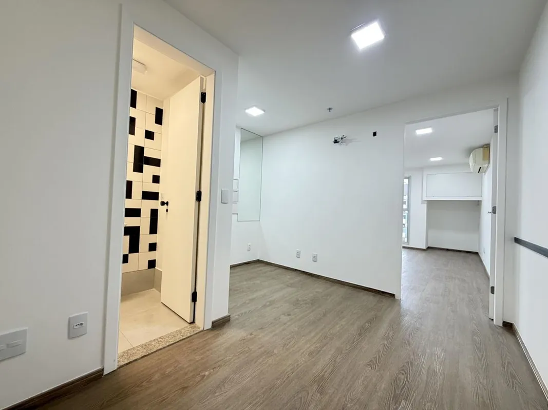 SALA NO 7º ANDAR COM VISTA DIFERENCIADA - AMPLA E NASCENTE - DESOCUPADA - VENHA ...