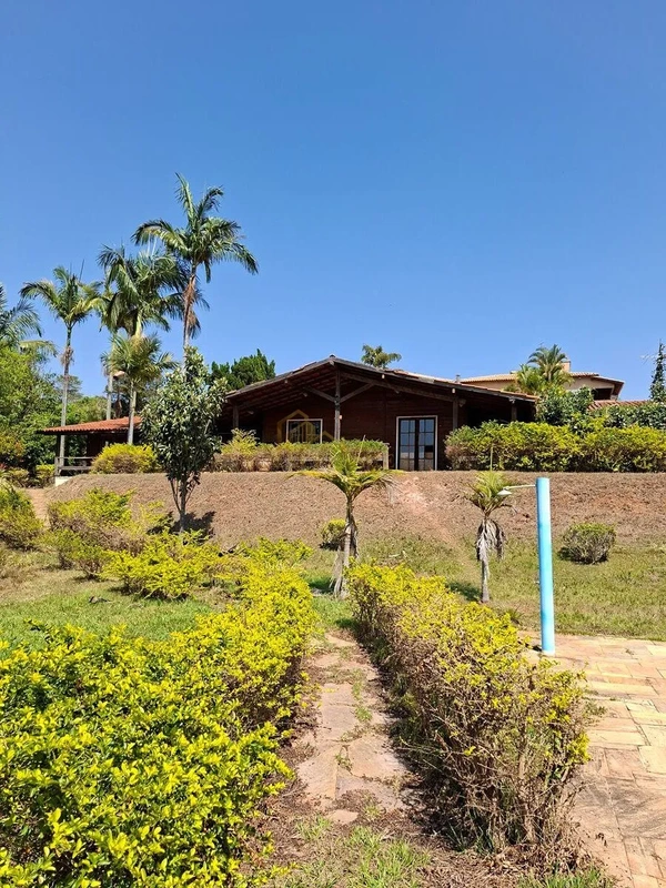 Casa de madeira ( toda na madeira Massaranduba) com linda vista, dentro de um Co...