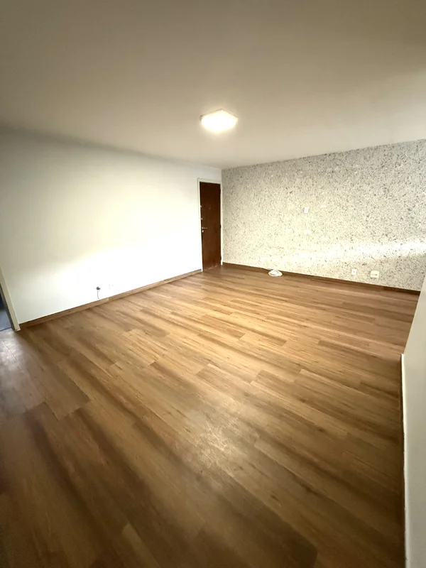 DENISE MORAIS IMÓVEIS ALUGA SQN 115SQN 115 ÓTIMO APARTAMENTO Sala ampla para doi...