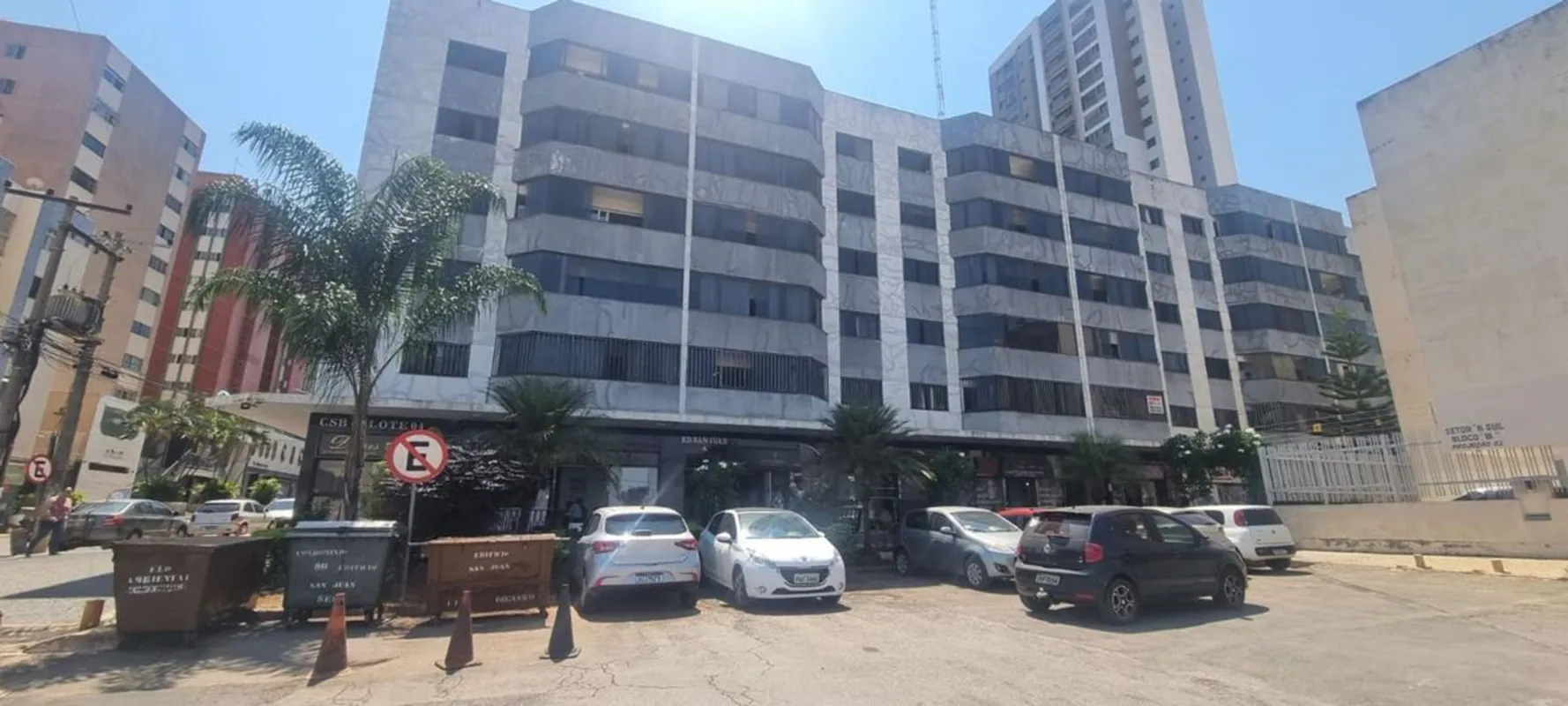 Apartamento na CSB 03, 1° andar Ed. San Juan, Taguatinga Sul.Características:- P...