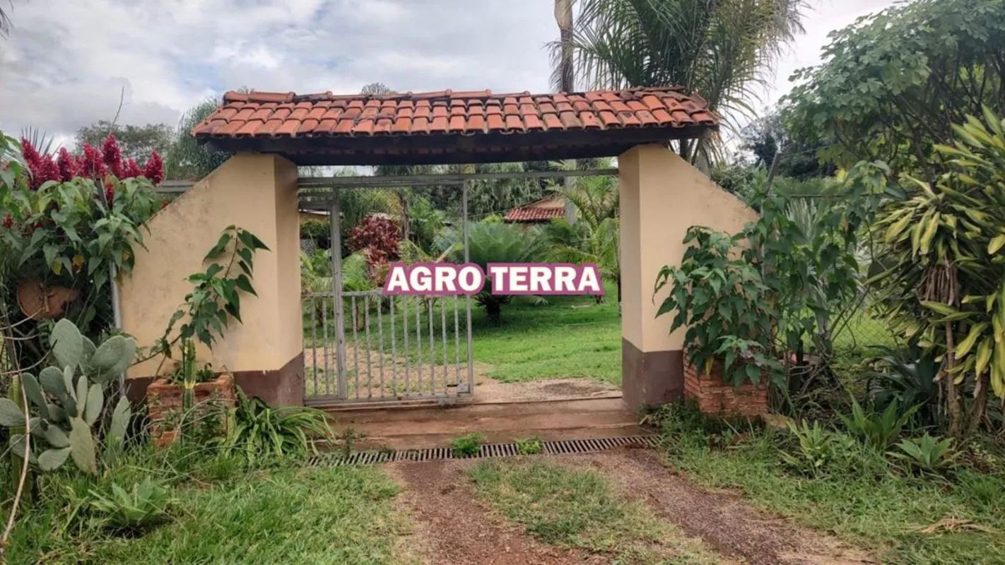  CHÁCARA À VENDA DF-180 REGIÃO DA EMBRAPA Excelente localização Apenas 3 km do a...