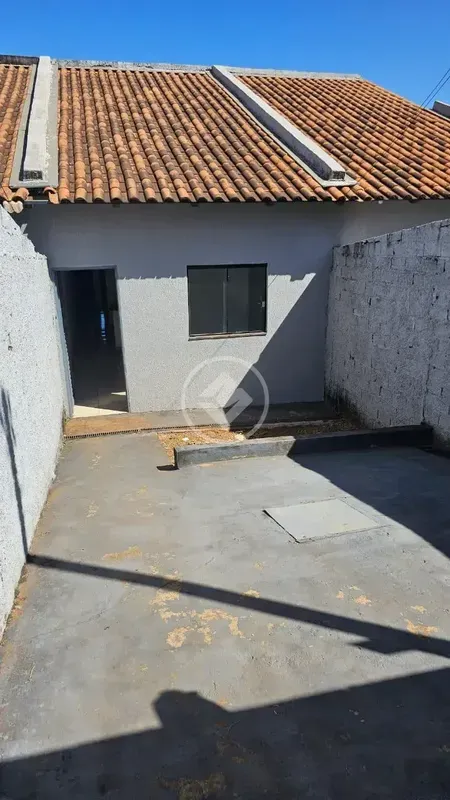Casa 2 qts 1 banheiro social 1 cozinha americana 1 sala 1 Ã¡rea de serviÃ§o 1 es...