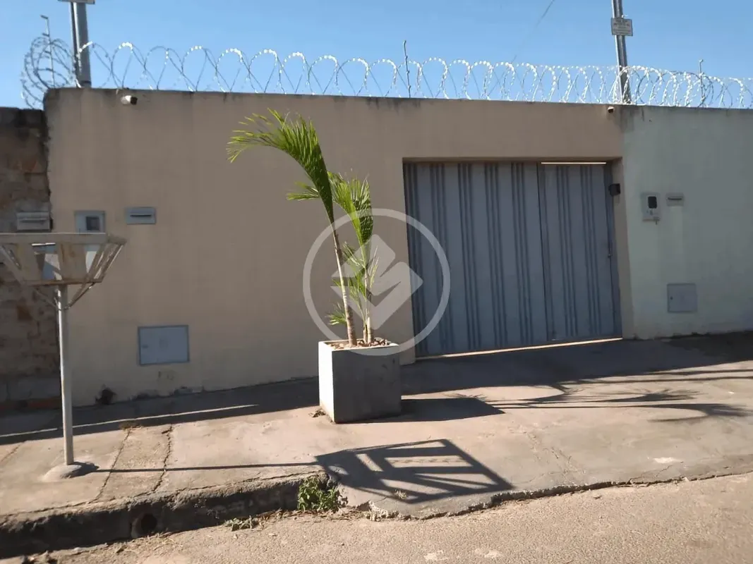 CASA 2 QUARTOS SENDO 1 SUÃTE SETOR AEROPORTO SULÃREA DO TERRENO 360m2ÃREA CON...