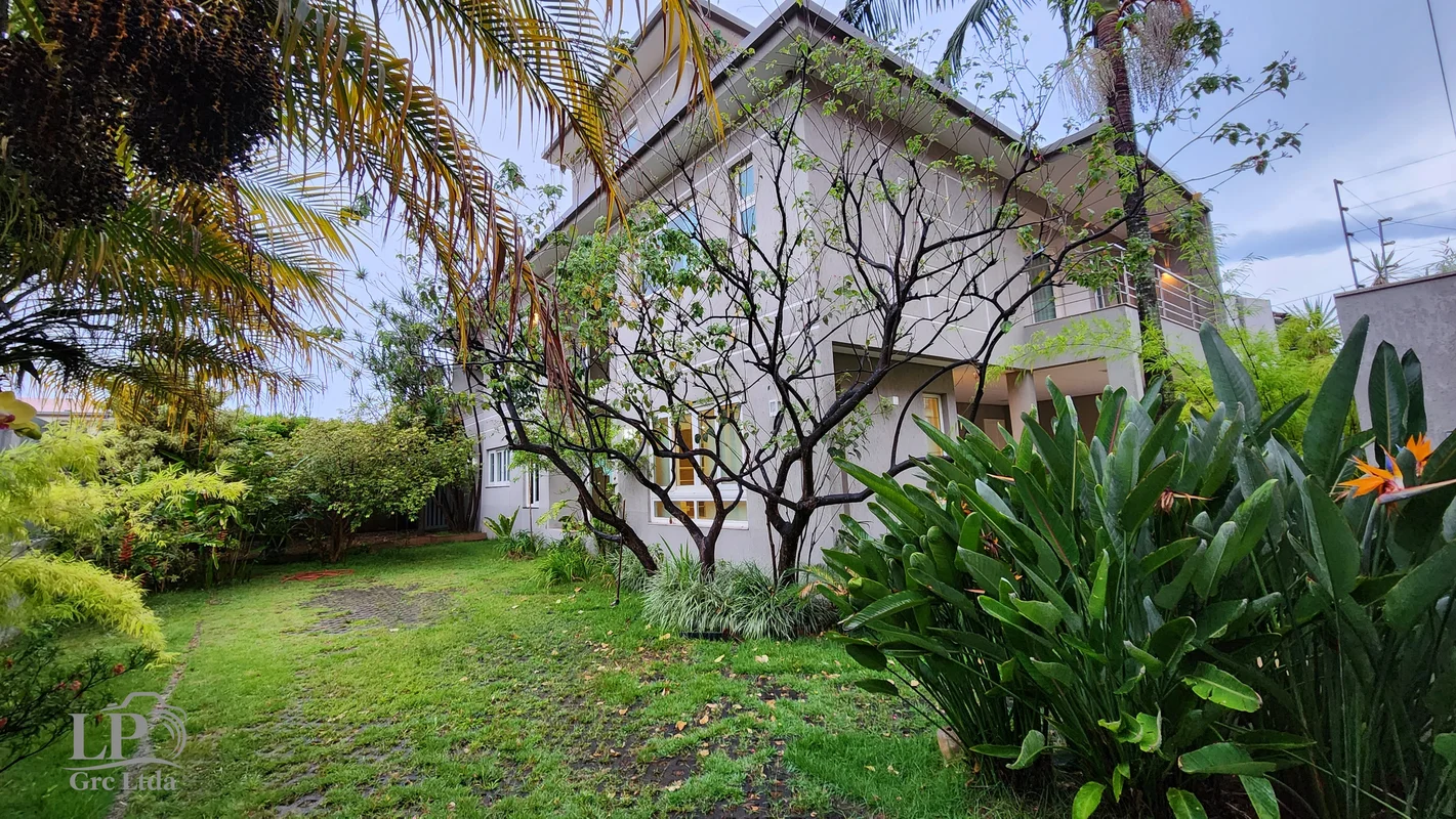 LINDA CASA COM FINO ACABAMENTO - 4 quartos, 3 suítes, 6 vagas, 380 m², sendo lot...