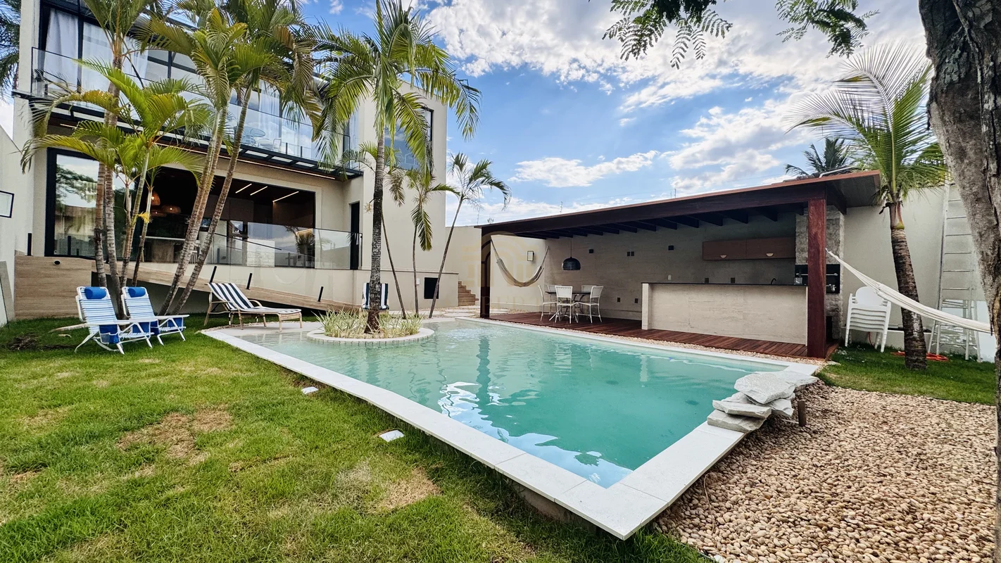CASA MOBILIADA DE ALTO PADRÃO À VENDA NA SHA 4 DE ARNIQUEIRA | 4 SUÍTES E PISCIN...