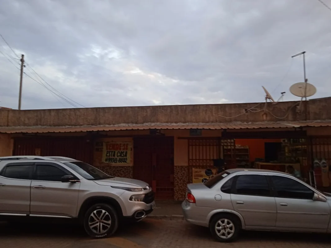 VENDE-SE UM LOTE COM DUAS CASAS NA SHSN CHÁCARA 86 QUADRA D CEILÂNDIACasa da fre...