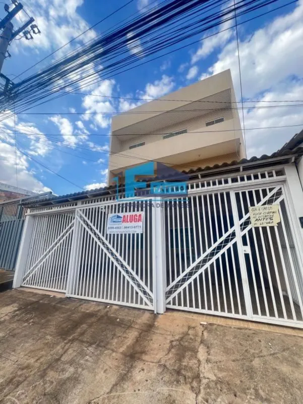 Apartamento Térreo, fundos:- 2 quartos;- sala;- cozinha;- banheiro social;- área...