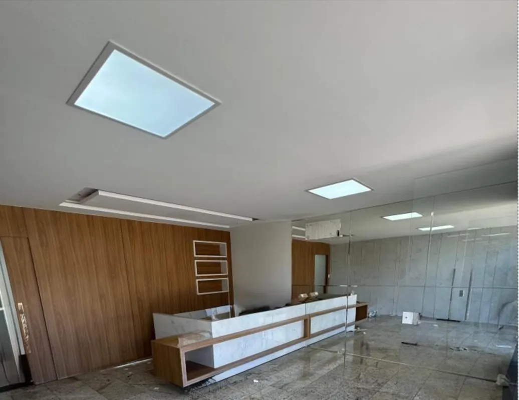 Parte inferior: Amplo espaço com 07 salas bem distribuídas, lavabo e cozinha.Par...
