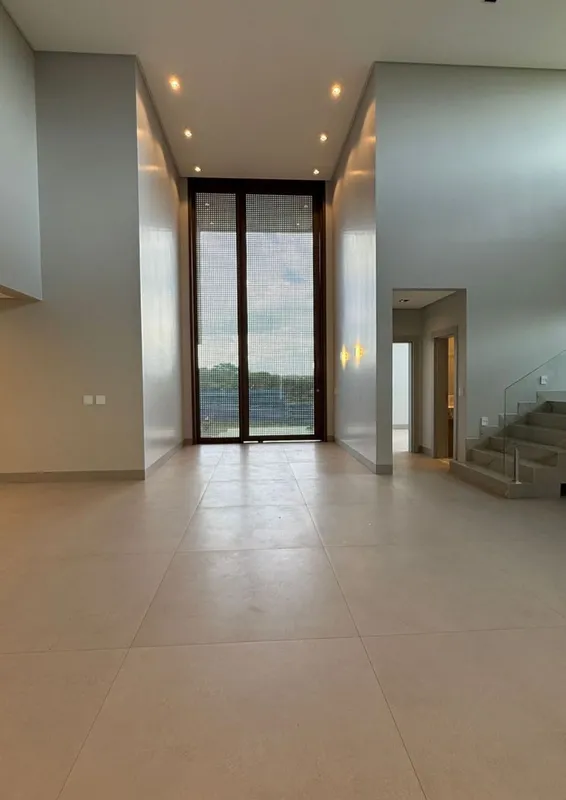 SOBRADO | PLATEAU D’OR• 713,86 m2 terreno;• 363,84 m2 construção;• ?04 suítes pl...