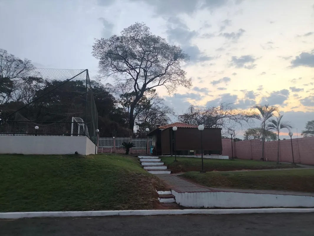 Garagem coberta para 2 carros -- Térreo- Sala de visitas com ambiente para escri...