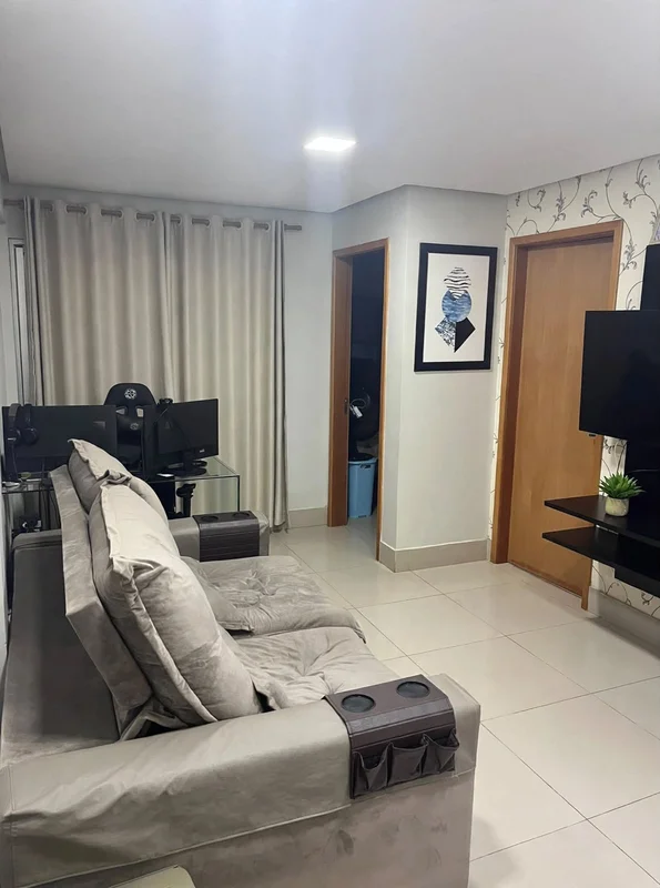 Descubra um apartamento acolhedor e bem localizado na QS 5 Rua 100, no bairro AR...