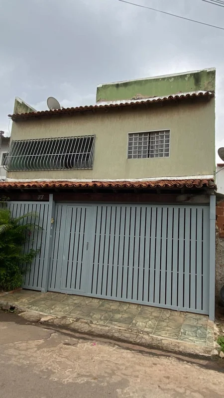 Descubra esta charmosa casa sobrado com Habite-se na QS 8, Areal, Águas Claras, ...