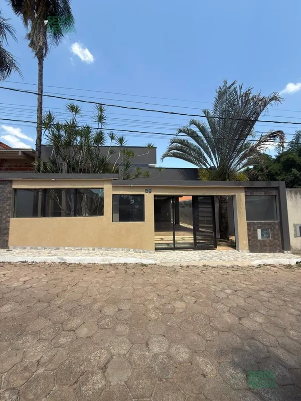 Excelente casa moderna, localizada em Arniqueiras, próximo ao Parkway e com fáci...