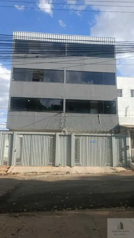 Descubra um confortável apartamento de 1 dormitório com suíte, localizado na QN ...