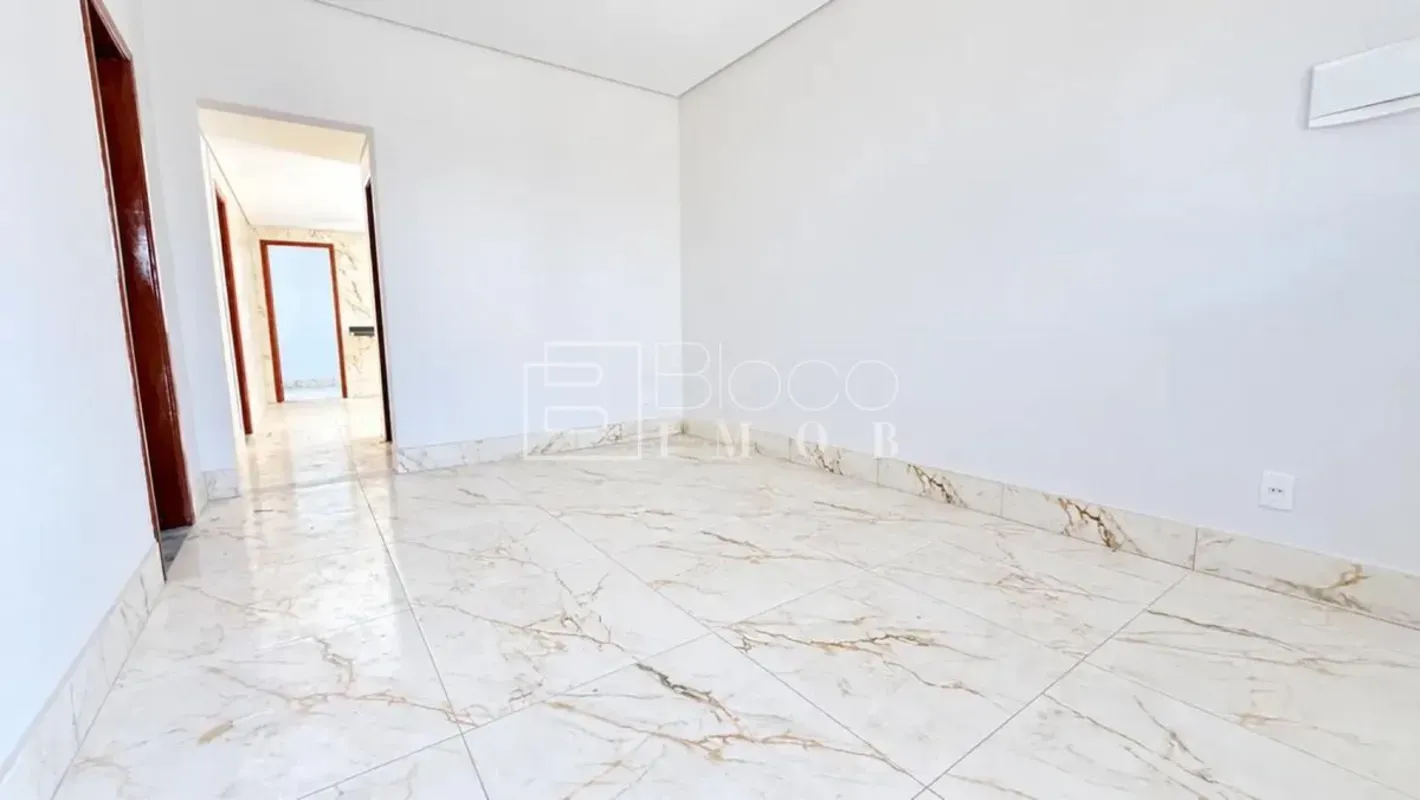 VENDOCasa com 3 quartos, sendo 1 suíte na QR 502 da SamambaiaCasa composta por: ...