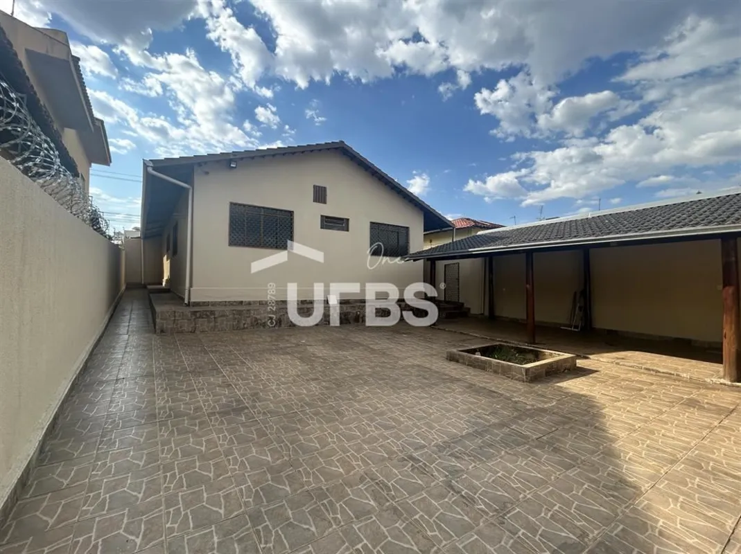 COD U-0036384 - CASA RESIDENCIAL, COM ÁREA CONSTURIDA DE 262 m², DIVIDOS EM SALA...