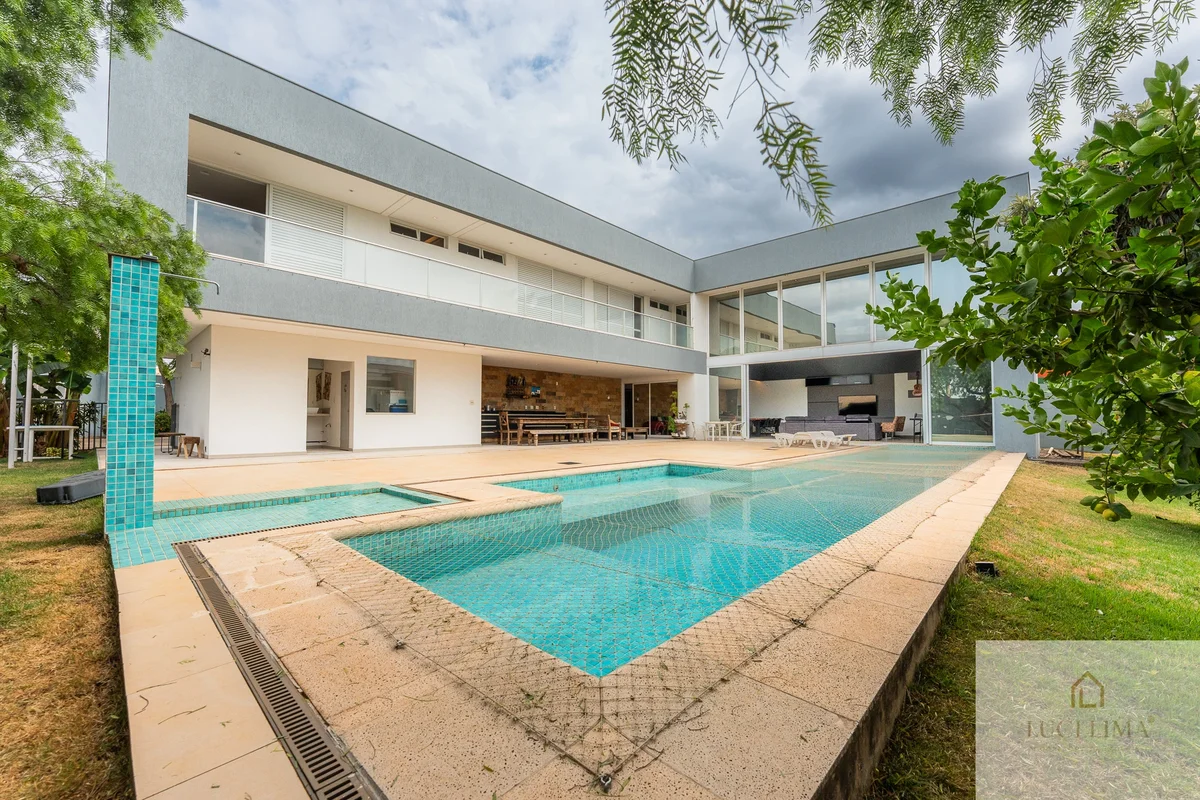 ASSISTA O VÍDEO COMPLETO!Casa com 4 Suítes, Piscina, Energia Fotovoltaica e Pé-D...